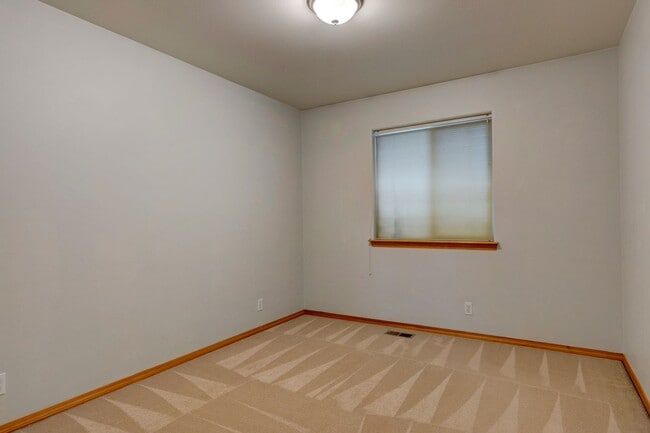 Building Photo - Stunning 4 Bedroom, 2.5 Bathroom Home With...