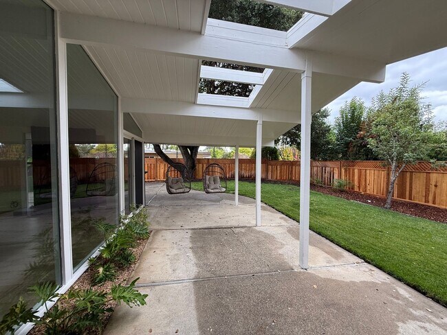 Building Photo - BEAUTIFUL UPDATED FOUR BEDROOM / TWO BATH ...