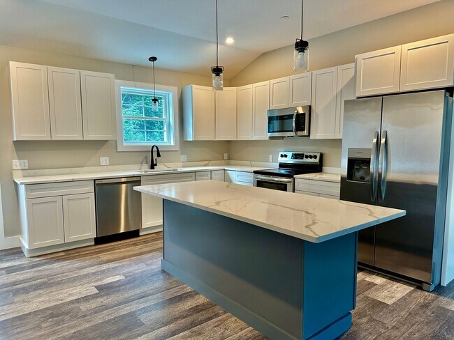 Building Photo - New 3 bed, 3 bath house with in law apt on...