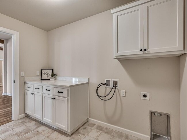 Building Photo - 915 Kings Canyon Rd