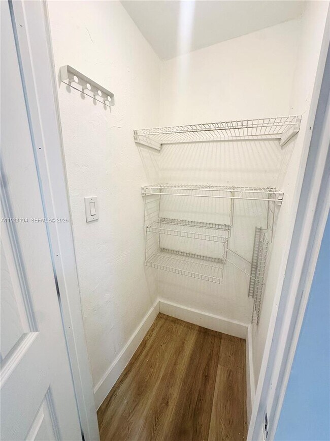 Building Photo - 553 NE 65th St