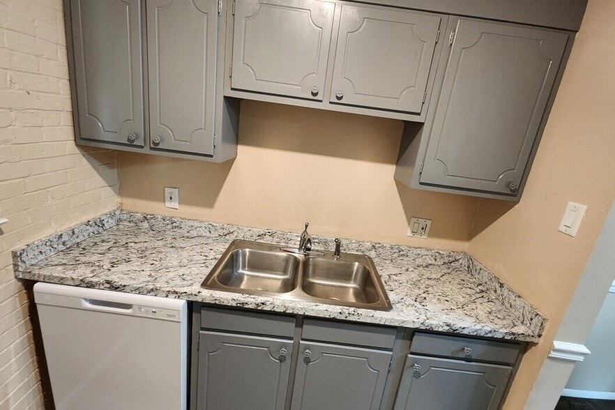 Kitchen with dishwasher - Emerald Commons