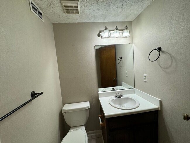Building Photo - Gulf Breeze - The Oaks - 3 bedroom, 2.5 bathroom