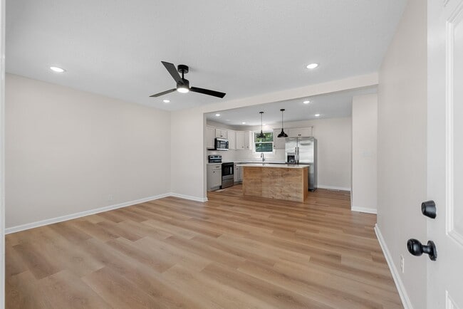 Building Photo - Close to Ft. Campbell! Renovated 3 Bed 2 Bath Home!