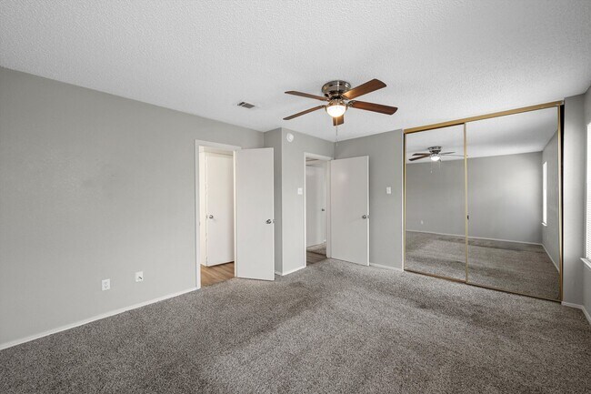 Building Photo - Updated Condo Central Waco