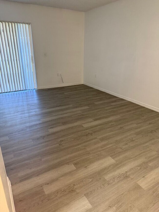 Building Photo - Large One bedroom Condo