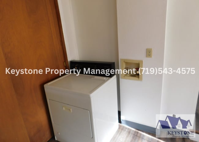 Building Photo - Cute House with 2 Bedrooms/1 Bathroom with...