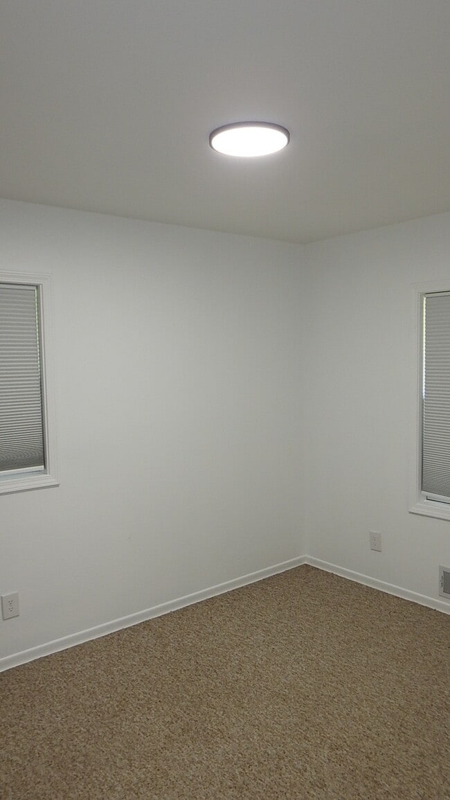 Building Photo - 4 bed 2 bath for Rent in Roeland Park, KS