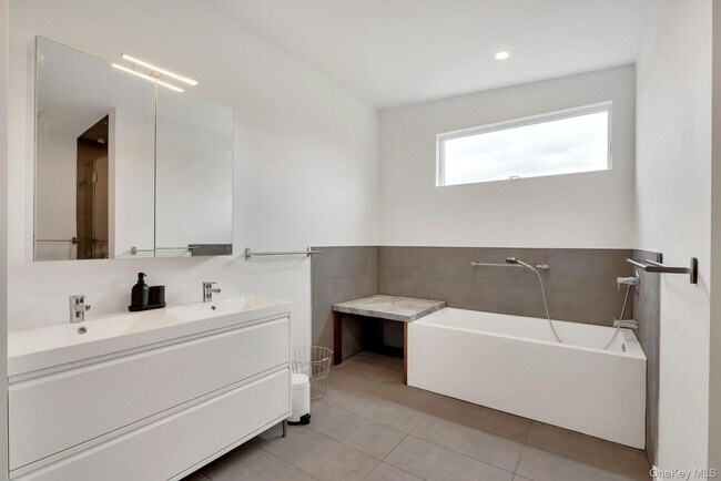 Building Photo - 420 Old Farm Rd