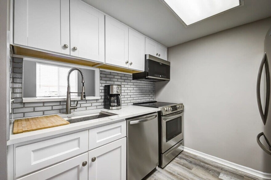 Building Photo - 603 Shorewood Dr