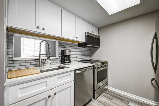 Building Photo - 603 Shorewood Dr