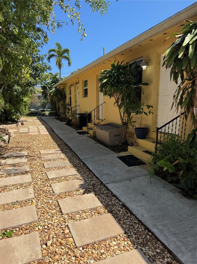 Building Photo - 1123 N 17th Ave