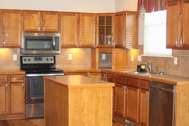 Building Photo - Meticulously maintained townhome on August...