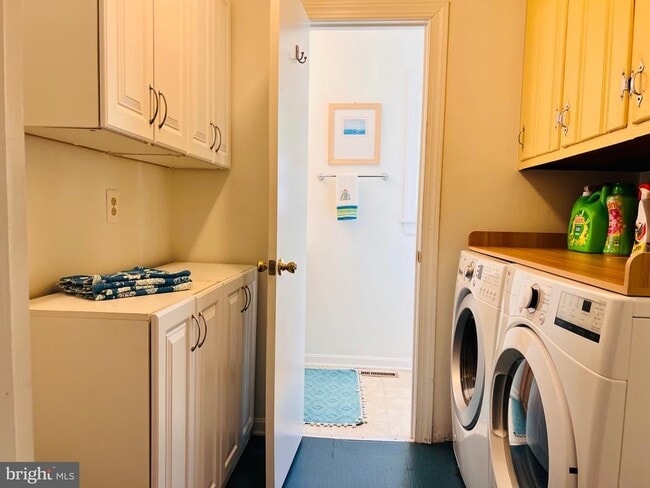 Building Photo - 3214 Riverview Dr