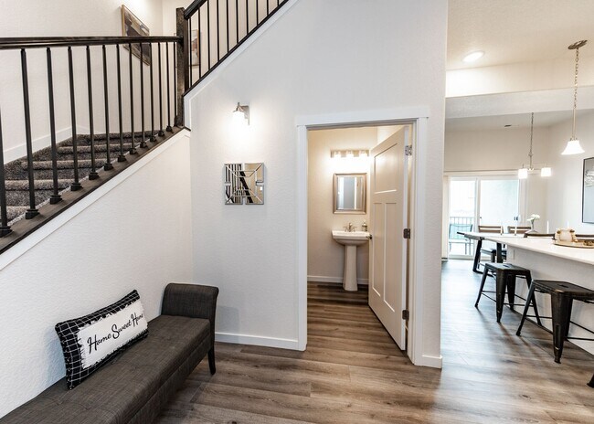 Building Photo - Fully Furnished 3 Bedroom 2.5 Bath Luxury Townhome by Garden of the Gods