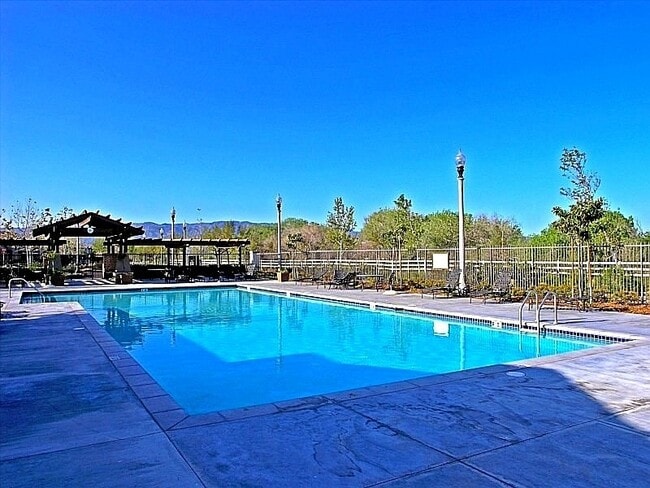 Building Photo - Spacious 4-Bedroom Townhome with Downstairs Bed/Bath in Creekside!