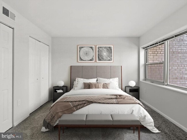 Building Photo - 33 Canterbury Square