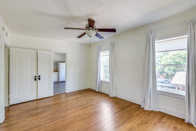 Building Photo - Charming 2-Bedroom Duplex in Mahncke Park