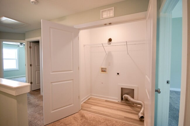 Building Photo - BEAUTIFUL! 2 Bedroom with Flex Space Townh...