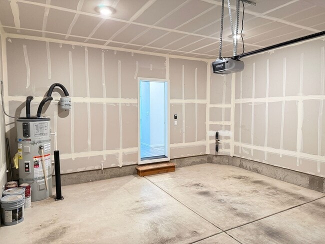 Building Photo - Newer 3 bedroom 2.5 bathroom house!