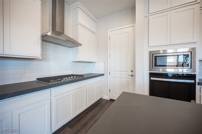 Building Photo - 117 Royal Cascade Ave