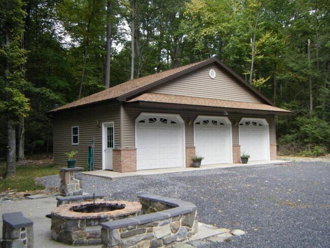 Building Photo - 878 Paddy Mountain Rd