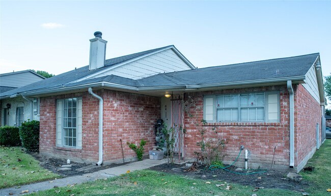 Building Photo - 6411 S Briar Bayou Dr