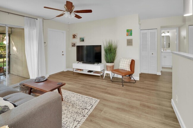 Building Photo - 6392 Chasewood Dr