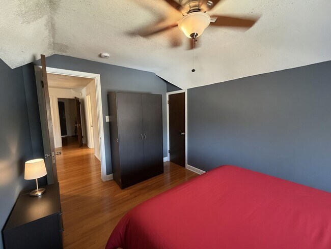 Building Photo - Updated 1 bedroom 1 bath, Upper Level Unit