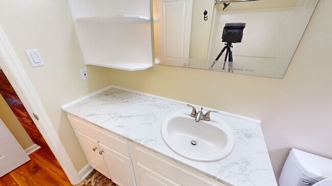 Building Photo - Charming 3 Bedroom Home with Modern Update...