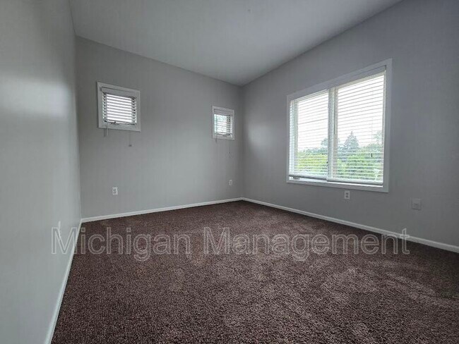 Building Photo - 2725 E Maple Rd