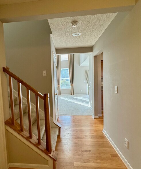 Foyer - 6549 Twin Lakes Dr