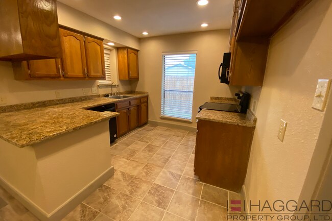 Building Photo - Rare 3-bed,2-bath, 1-story half duplex rec...