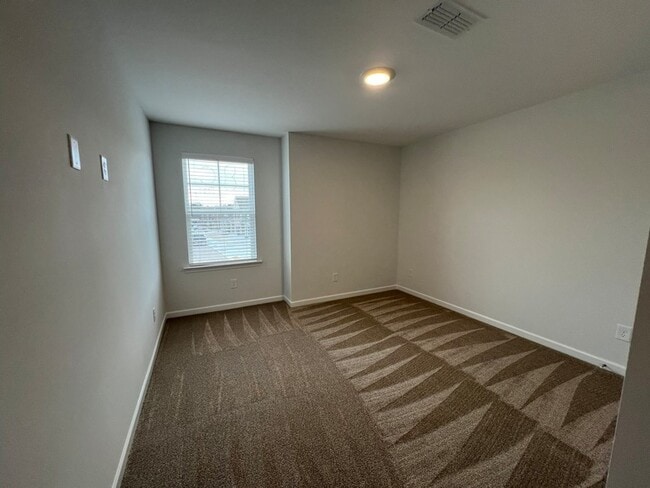 Building Photo - 967 Horse Mountain Rd