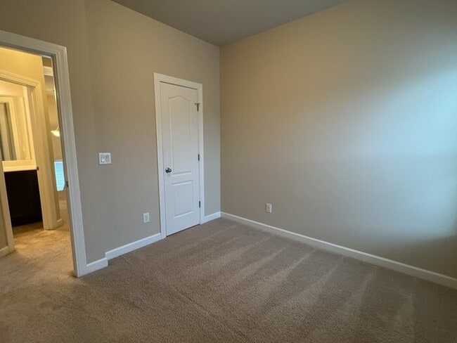 Building Photo - 579 Crossland Dr