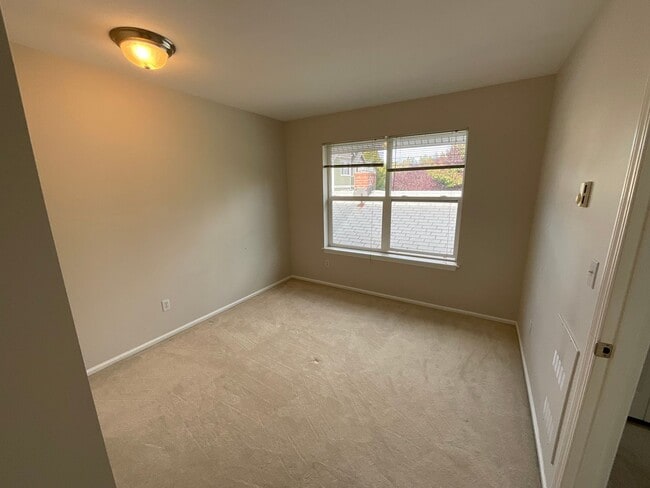 Building Photo - MAGNOLIA 3 BED, 1.5 BATH TOWNHOME FOR RENT AVAILABLE NOW!