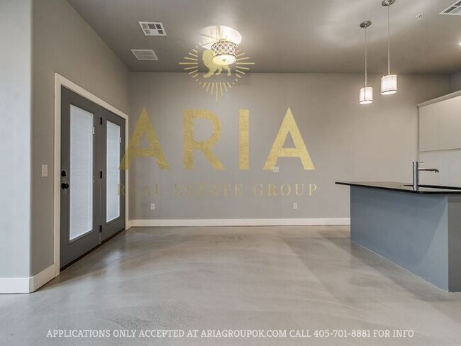 Building Photo - West Norman Urban Contemporary 3 Bed/2.5 B...