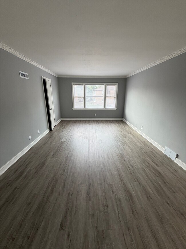 Building Photo - 6110 W Appleton Ave