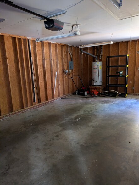 Building Photo - 4003 Persimmon Court