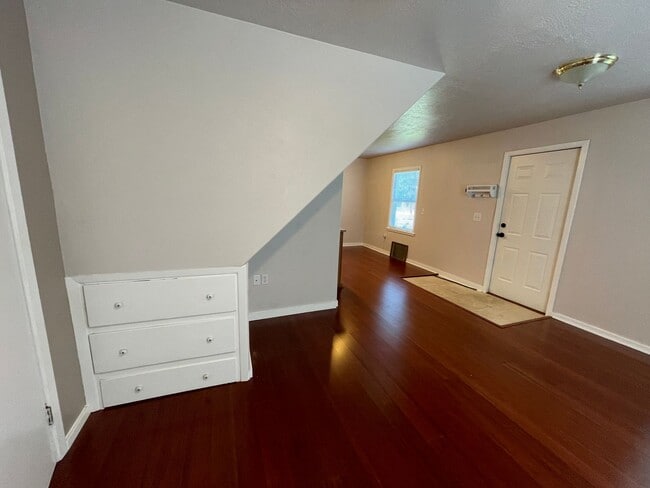 Building Photo - Adorable bungalow with a yard in a fantastic SE location!