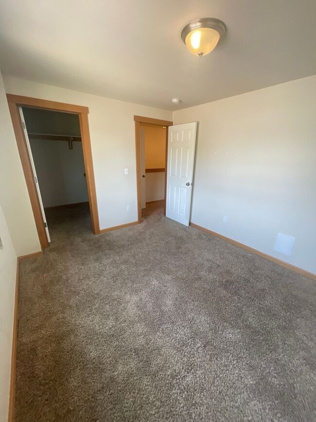 Building Photo - 2 Bedroom in Lebanon with Garage and backy...
