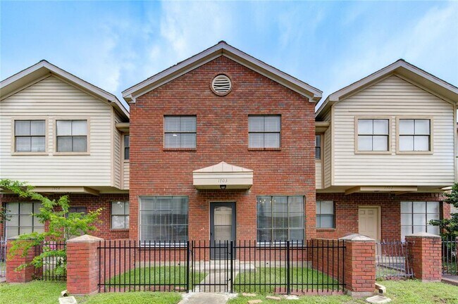 Primary Photo - 1103 Dulles Ave
