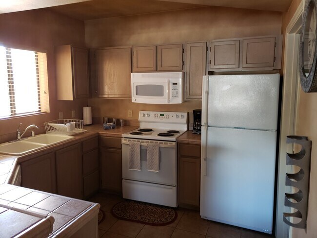 Building Photo - 2 Bedrooms, 2 Baths Executive