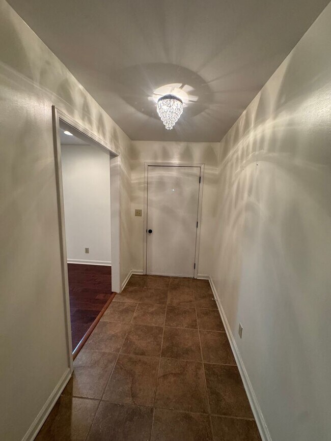Building Photo - Beautiful home with over 2k square feet!