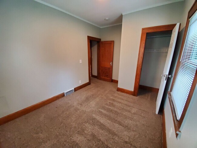 Building Photo - Large 3 Bedroom Home near Iowa State Fairgrounds!