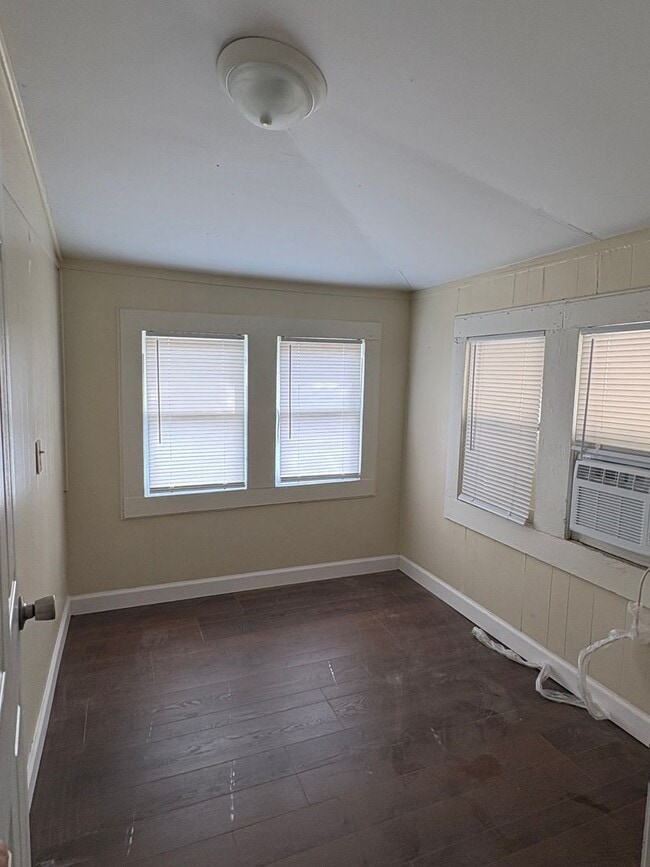 Building Photo - 4bed/2bath SFH Rent $1530/month ready now!