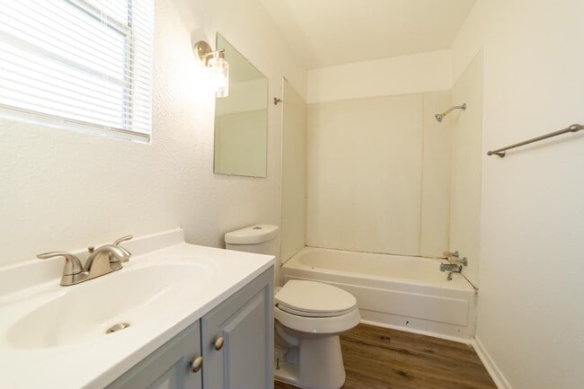 Building Photo - 611 Rochambeau St