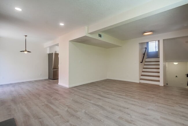 Building Photo - Downtown Vista Townhome, Available Now!