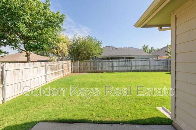 Building Photo - 672 S Heights Dr