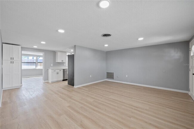 Building Photo - 4430 Shoreline Dr